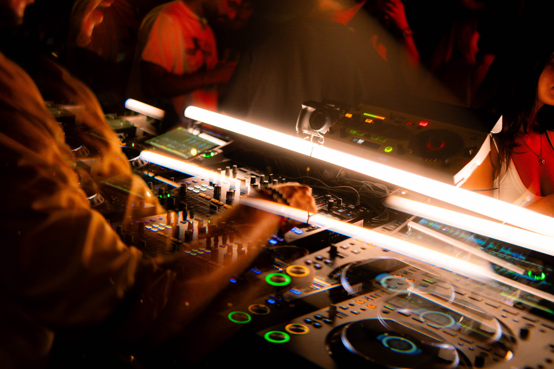 DJ aan het draaien op Pioneer apparatuur